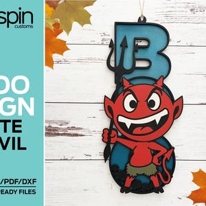 Puede incluir: Un personaje de diablo rojo sosteniendo un tenedor con una letra B azul detrás. El personaje sonríe con una gran sonrisa. La imagen es un diseño de temática de Halloween.