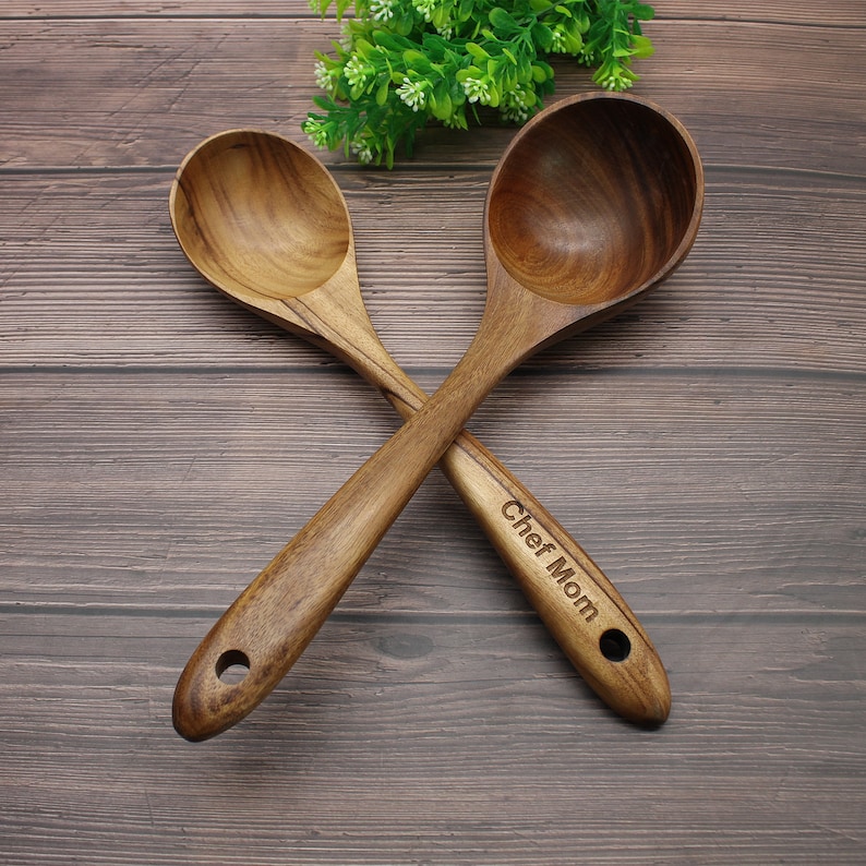 These are two soup spoons made of teak wood. The large spoon can hold about 2.3 ounces of liquid per serving, while the small spoon can hold about 1.3 ounces of liquid per serving. As a gift, you can engrave your name on the handle. They can be purchased separately or as a set.
