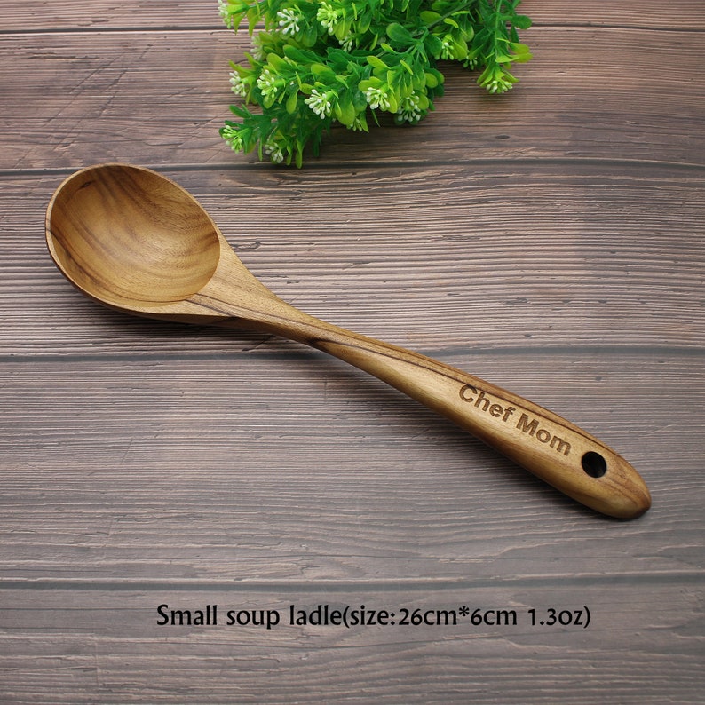 Op de afbeelding: Een houten soeplepel met een bruine afwerking en een handvat met de tekst "Chef Mom". De lepel is 26 cm lang en 6 cm breed en weegt 1,3 oz. Kleine soeplepel (maat: 26 cm * 6 cm 1,3 oz)