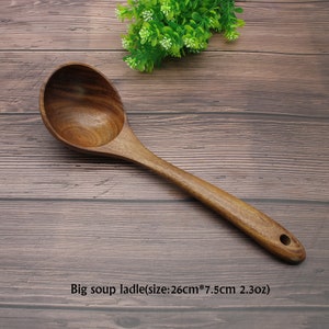 Op de afbeelding: Een grote houten soeplepel met een bruine afwerking. De lepel is 26 cm lang en 7,5 cm breed. Hij weegt 2,3 ounce.