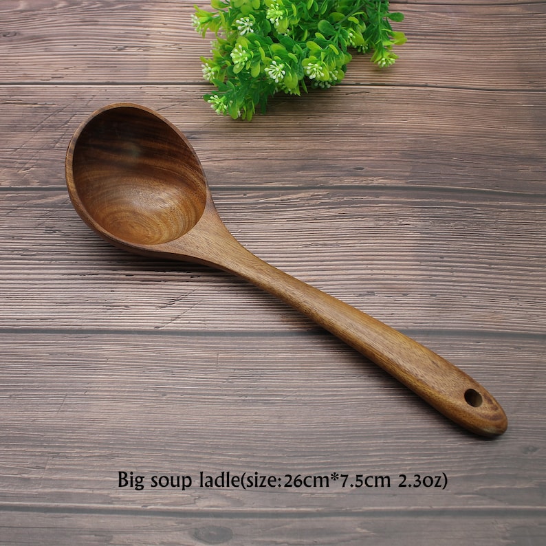 Op de afbeelding: Een grote houten soeplepel met een bruine afwerking. De lepel is 26 cm lang en 7,5 cm breed. Hij weegt 2,3 ounce.