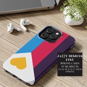 Peut inclure: Une coque de téléphone avec un motif géométrique coloré avec un cœur jaune. La coque est disponible pour les modèles d'iPhone 7, 8, XS, XR, 11, 12, 13 et 14. Le texte "JAZZY DESIGNS ETSY" est imprimé sur la coque.