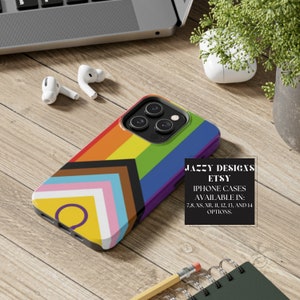 Puede incluir: Funda de iPhone con el diseño de la bandera del Orgullo Progresista, con un arcoíris y colores adicionales. La funda tiene un borde negro y el texto "JAZZY DESIGNS ETSY IPHONE CASES AVAILABLE IN: 7,8, XS, XR, 11, 12, 13, AND 14 OPTIONS.".