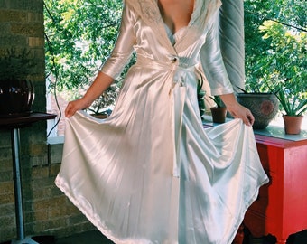 Vintage 1960er Jahre weiße 100% Satin Robe von Neiman Marcus Größe small Vintage Lingerie, Brautkleid, Hochzeitsnachtkleid