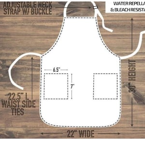 Può includere: Grembiule bianco con cinturino regolabile per il collo e fibbia, due tasche da 6,5 x 7 pollici, lacci in vita lunghi 22,5 pollici e dimensioni di 22 pollici di larghezza per 30 pollici di altezza. Idrorepellente e resistente alla candeggina.