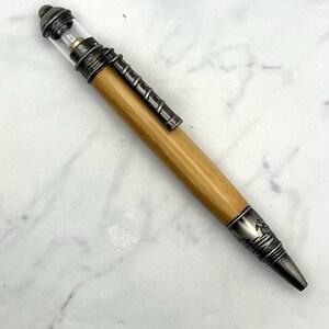 Stylo phare | Stylo à visser | Lumières LED | Stylo lumineux tourné à la main en bois d'olivier Bethléem | Cadeau pour les pêcheurs, les pères et les mères de famille