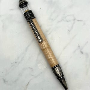 Stylo phare | Stylo à visser | Lumières LED | Stylo lumineux en érable piqué tourné à la main | Cadeau pour les pêcheurs, les pères et les mères de famille