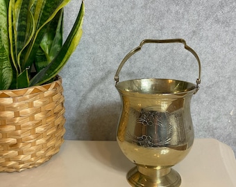 Secchiello in ottone inciso vintage, vaso, fioriera, secchiello per il ghiaccio, urna, manico, rustico da cottage