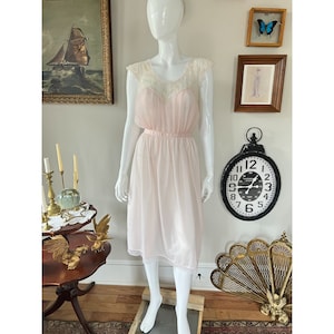 Vintage 50s 60s Juliana Lingerie blush pink lace pleated Negligee Size 34 S/M