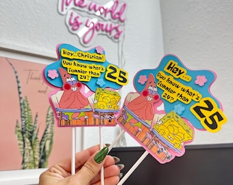 Könnte beinhalten: Zwei Kuchentopper im Spongebob Schwammkopf-Design mit einem Farbschema in Pink, Blau und Gelb. Die Topper zeigen Spongebob und Patrick Star mit dem Text "Hey... Christian! You know what's funnier than 24? 25" und "Hey... You know what's funnier than 24? 25".