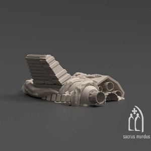 Puede incluir: Un modelo gris detallado de una nave espacial estrellada con una gran aleta rectangular y múltiples vainas de motor. La nave espacial está parcialmente enterrada en un material orgánico texturizado.
