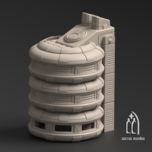 Puede incluir: Un modelo impreso en 3D de un edificio futurista con un diseño apilado. El edificio está hecho de cuatro secciones cilíndricas con un exterior detallado. La sección superior tiene un pequeño panel de control con un botón.