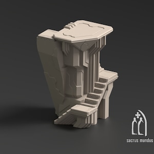 Könnte beinhalten: Ein 3D-gedrucktes Modell einer Steinplattform mit Treppen, die zu einer flachen Oberseite führen. Die Plattform besteht aus einem hellgrauen Material und hat eine strukturierte Oberfläche.