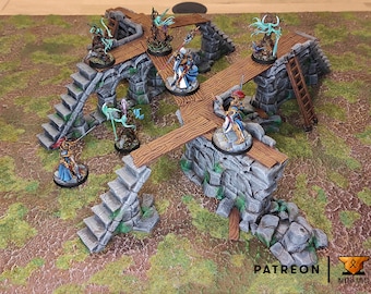 Puede incluir: Un conjunto de terreno de juego de mesa en miniatura con muros de piedra, puentes de madera y escaleras. El conjunto está pintado en un estilo realista con piedra gris, madera marrón y musgo verde. También hay figuras en miniatura pintadas en varios colores.