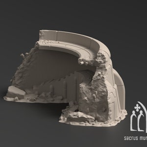 Puede incluir: Un modelo impreso en 3D de un arco de piedra en ruinas, con una sección rota que revela el interior. El arco está hecho de un material gris claro y tiene una superficie rugosa y texturizada. El modelo está diseñado para juegos de mesa y juegos de guerra en miniatura.