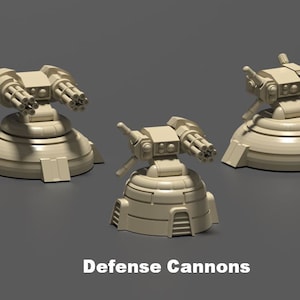 Könnte beinhalten: Drei beigefarbene Plastik-Spielzeugkanonen auf grauem Hintergrund. Die Kanonen stehen auf einem runden Sockel und haben einen drehbaren Turm mit mehreren Läufen. Der Text "Defense Cannons" ist unter den Kanonen gedruckt.