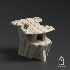 Puede incluir: Una estructura en miniatura impresa en 3D de color gris claro, con un diseño futurista. El modelo presenta un techo en capas, una pequeña escalera y un arco central. La base está texturizada para parecer roca. El logotipo de Sacrus Mundus es visible.