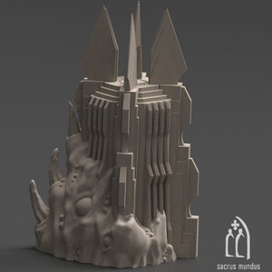 Puede incluir: Un modelo impreso en 3D de una torre futurista con una base orgánica y dentada. La torre está hecha de bloques rectangulares apilados con una parte superior puntiaguda. La base es texturizada y parece estar hecha de roca o piedra.