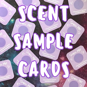 Può includere: Una collezione di schede di campioni di profumo viola chiaro con le parole "Scent Sample Cards" in grandi lettere bianche. Ogni scheda ha le parole "Smell Me!" e "Fragrance Sample", un cerchio viola chiaro e grafiche a forma di stella.