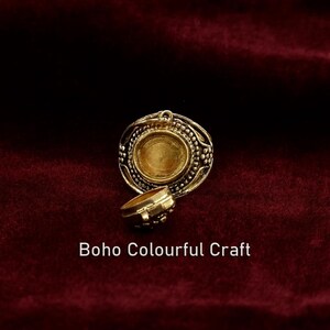 Brass Gemstone Poison Box Ring – Vintage Hidden Compartment Locket Ring – Gothic Boho Secret Stash Jewelry for Men & Women