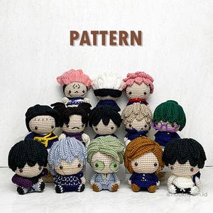Puede incluir: Una colección de doce muñecos de ganchillo con varios peinados y atuendos. Los muñecos tienen el pelo de diferentes colores, incluyendo rosa, negro y marrón. La palabra "PATTERN" se muestra en letras de bloque marrones encima de los muñecos.