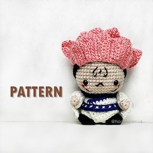 Pode incluir: Padrão de amigurumi de crochê para um personagem rosa e branco com um chapéu rosa e uma camisa listrada azul e branca. O padrão é chamado de "PATTERN".