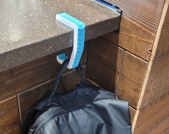 Gancho para mochila, gancho para bolso, colgador de bolso, accesorio esencial para dormitorio universitario, accesorio escolar y de viaje, regalo para despedida de soltera.