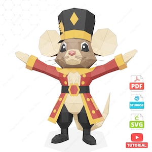 Può includere: Un topo di carta con una giacca in stile militare rossa e oro e un cappello nero. Il topo ha le braccia tese. L'immagine include icone per PDF, Studio3, SVG e un video tutorial.