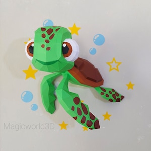 Può includere: Una tartaruga di carta verde e marrone con grandi occhi e un'espressione sorridente. La tartaruga è circondata da stelle gialle e bolle blu. Il testo "Magicworld3D" è visibile in basso a sinistra.