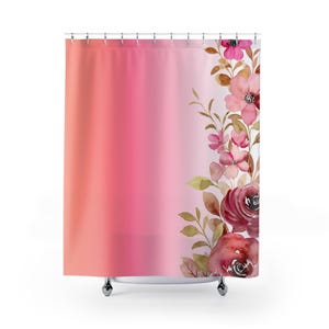 Der Duschvorhang mit Pink- und Blumenmuster betont die Eleganz