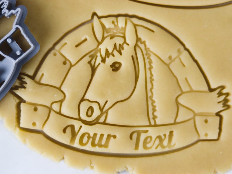 Puede incluir: Un cortador de galletas con forma de cabeza de caballo con una pancarta debajo que dice "Your Text".