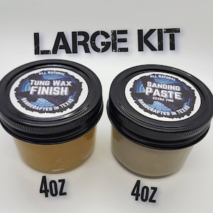 Puede incluir: Un kit grande para trabajar la madera, que contiene dos frascos de 118 ml. Un frasco contiene acabado de aceite de tung, el otro contiene pasta para lijar. Ambos frascos tienen etiquetas con el texto "All Natural" y "Handcrafted in Texas".