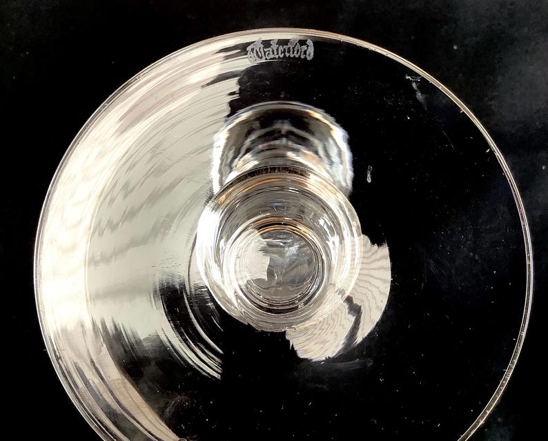 K&ouml;nnte beinhalten: Nahaufnahme der Unterseite eines klaren Glases mit Stiel, auf dem unten das Waterford-Logo einge&auml;tzt ist.