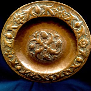 Fine Arts & Crafts Copper Charger circa 1900 and 38 cm diameter