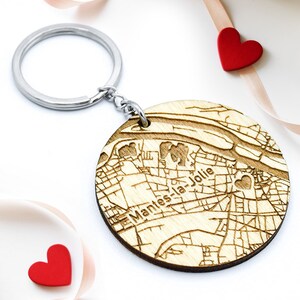 Porte-clés rond en bois personnalisé lieu de rencontre, idée cadeau Saint-Valentin, mariage, amitié