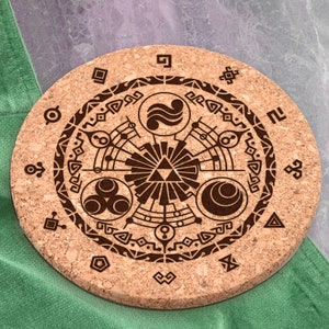 Korkuntersetzer mit Motiven des Helden der Zeit Link, Geek, Videospiele, Popkultur, Symbole, Triforce, 19 cm