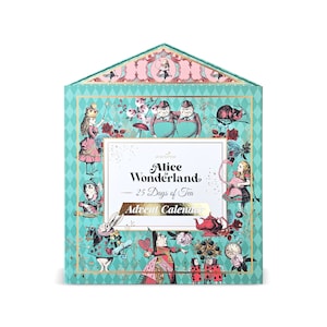 Puede incluir: Un calendario de adviento azul verdoso y dorado con forma de casa con una ilustración de personajes de Alicia en el País de las Maravillas. El calendario ofrece 25 días de té. El texto en el calendario dice "Alicia en el País de las Maravillas - 25 días de té Calendario de adviento."