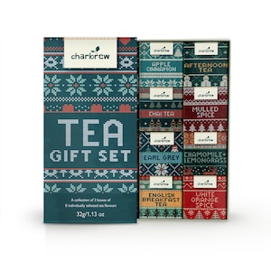 Puede incluir: Un juego de regalo de té con dos cajas de sabores de té variados. La caja turquesa presenta el texto "TEA GIFT SET" y un diseño estampado. La caja abierta revela ocho sabores de té seleccionados individualmente.