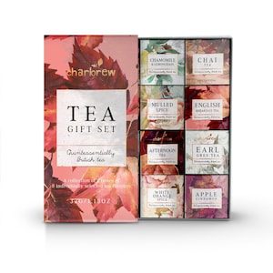 Puede incluir: Un set de regalo de 8 sabores de té seleccionados individualmente en una caja con un diseño de otoño. La caja contiene 8 cajas individuales de té, cada una con un sabor diferente. Los sabores son: Manzanilla y Lemongrass, Chai, Especias Calientes, Desayuno Inglés, Té de la Tarde, Earl Grey, Especias de Naranja Blanca y Canela de Manzana. La caja es de 32g/1.13oz.