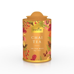 Puede incluir: Envase cilíndrico de té Chai dorado con tapa y base. Presenta diseños florales y el texto "Chai Tea". Contiene 100 bolsitas de té, 200g / 7.05oz.