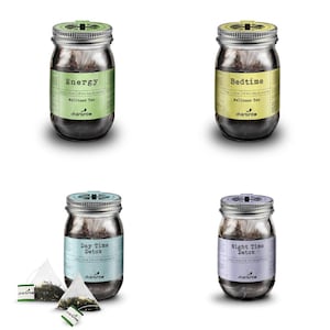 Puede incluir: Cuatro tarros de vidrio llenos de bolsitas de té. Los tarros están etiquetados con el texto "Energy", "Bedtime", "Day Time Detox" y "Night Time Detox". Cada tarro tiene una etiqueta verde, amarilla, azul o morada con el texto "charbrew" en ella.