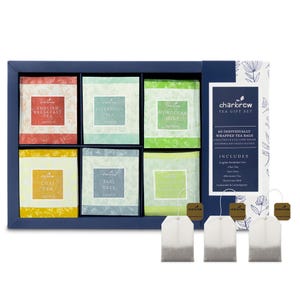 Puede incluir: Un juego de regalo de té azul marino que contiene 60 bolsitas de té envueltas individualmente. La caja incluye seis variedades de té diferentes, cada una en un paquete colorido. Los sabores de las bolsitas de té incluyen English Breakfast, Chai, Earl Grey, Afternoon, Moroccan Mint y Manzanilla.
