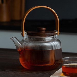 Geribbelde glazen theepot met houten deksel en handvat 900 ml