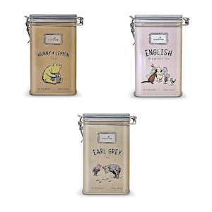 Puede incluir: Tres latas de té con temática de Winnie de Pooh con ilustraciones de Winnie de Pooh y sus amigos. Las latas están etiquetadas como "Hunny & Lemon Tea", "English Breakfast Tea" y "Earl Grey Tea". Cada lata contiene 40 bolsitas de té y pesa 120 g/4,2 oz.