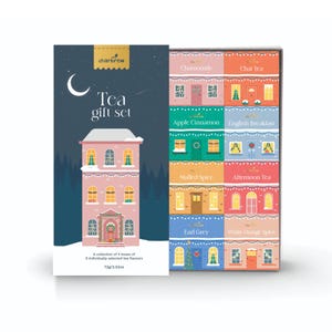 Puede incluir: Un juego de regalo de té con un tema de invierno. La caja presenta una ilustración de un edificio rosa con el texto "Tea gift set" y "charbrew". En el interior hay 8 sabores de té seleccionados individualmente, cada uno en una caja con forma de casa colorida. Contiene 72g de té.