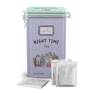 Puede incluir: Una lata de té rectangular de color púrpura claro con una tapa verde menta, con el texto "NIGHT TIME Tea". La lata tiene una ilustración de un búho y un oso. Incluye 60 bolsitas de té.