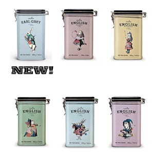 Lata de Alicia en el país de las maravillas que contiene 60 de nuestras mejores bolsitas de té para el desayuno inglés.