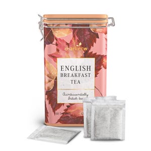 Puede incluir: Una lata rosa y marrón con un diseño floral contiene 60 bolsitas de té de desayuno inglés. La lata tiene las palabras "charbrew" y "Quintessentially British tea" impresas en ella.