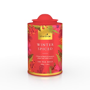 Puede incluir: Una lata de té cilíndrica roja con tapa a juego, con el texto "WINTER SPICED" y "100 TEA BAGS". La lata está decorada con ilustraciones florales y botánicas, y contiene 200g de té.