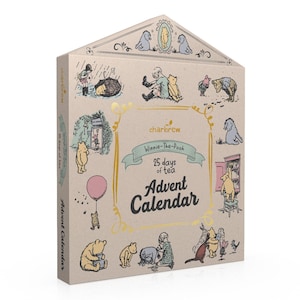 Puede incluir: Un calendario de adviento con temática de Winnie de Pooh con 25 días de té. El calendario está hecho de cartón marrón y presenta ilustraciones de Winnie de Pooh y sus amigos. El texto "charbrew" y "Winnie de Pooh" está impreso en la parte delantera del calendario.